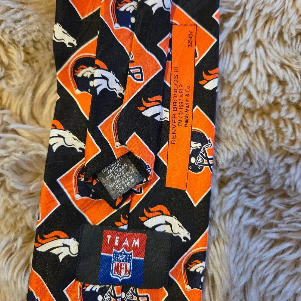 Vintage 100% Silk Denver Broncos Logo Men's Tie Orange Black White Navy NFL - Picture 3 of 4